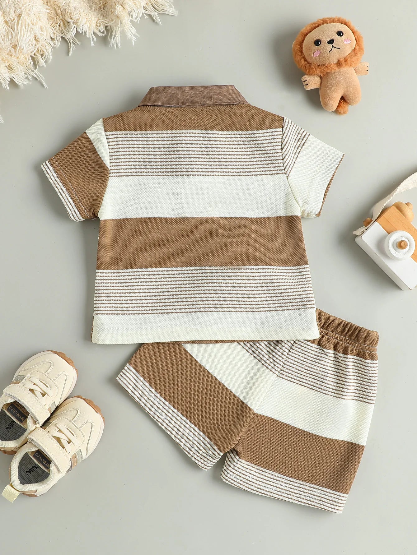 Ensemble bébé 2 pièces polo rayé et short coloris camel avec ourson brodé