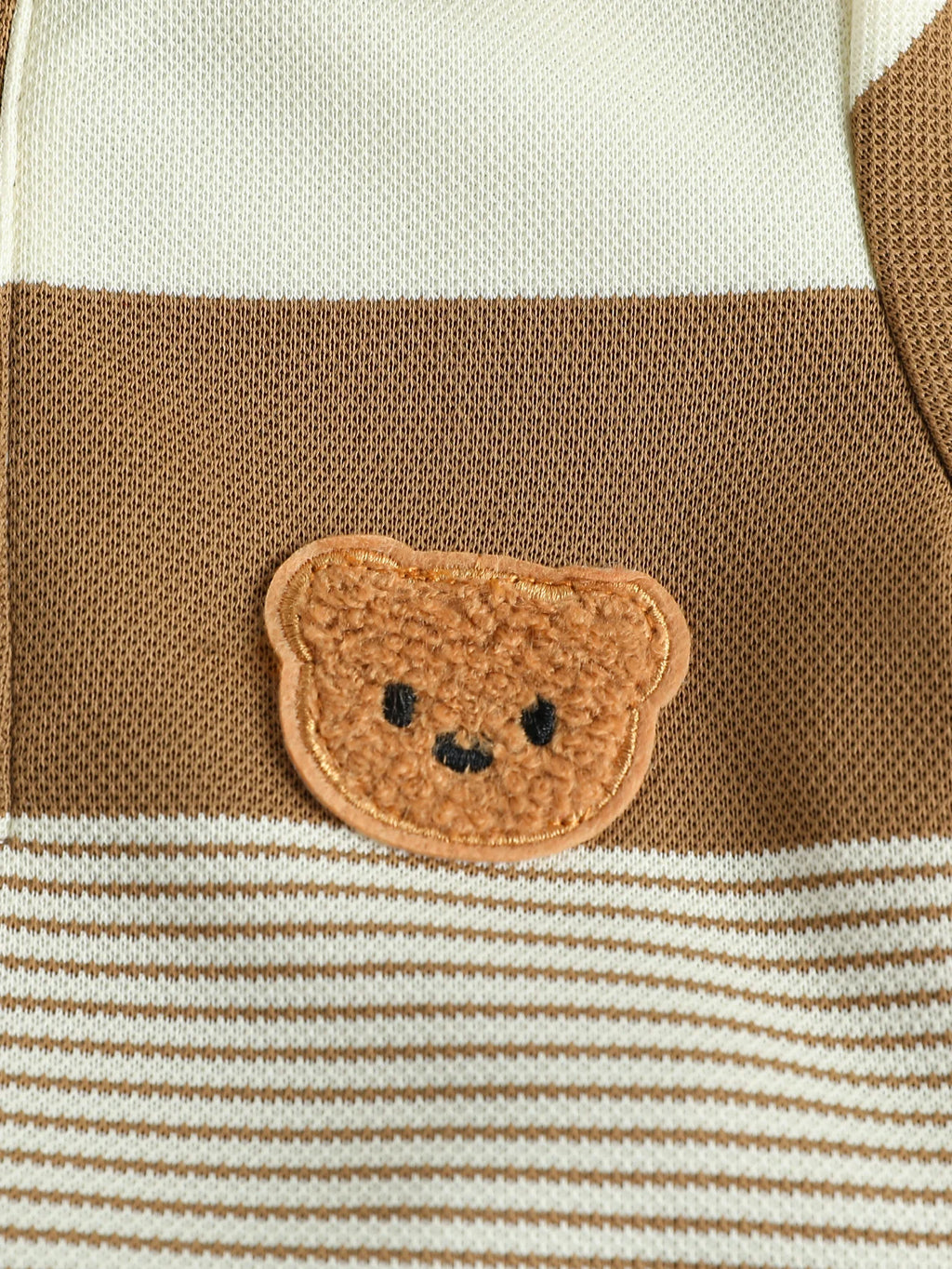 Ourson brodé sur le polo de l'ensemble bébé